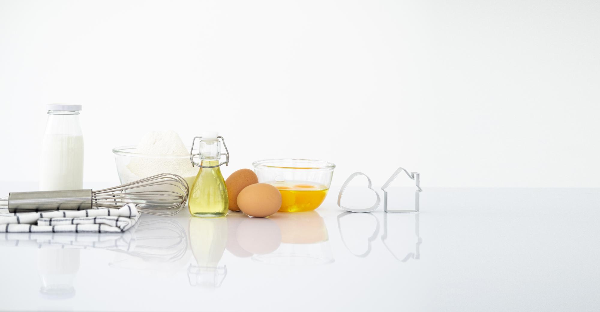 Spazio laboratorio con tavoli e attrezzature
