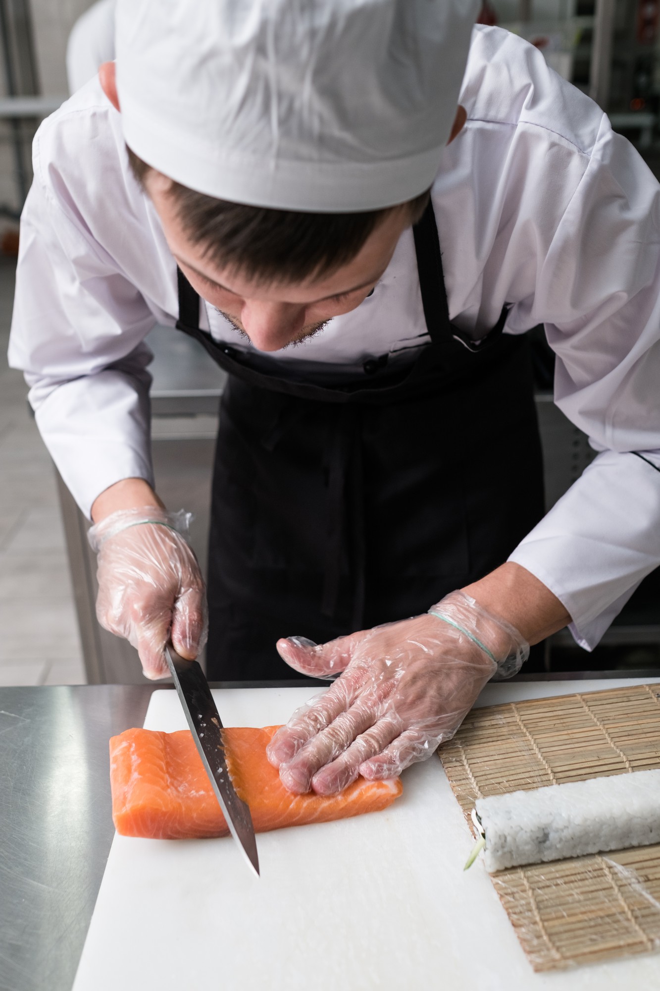 Chef che dimostra una tecnica di taglio